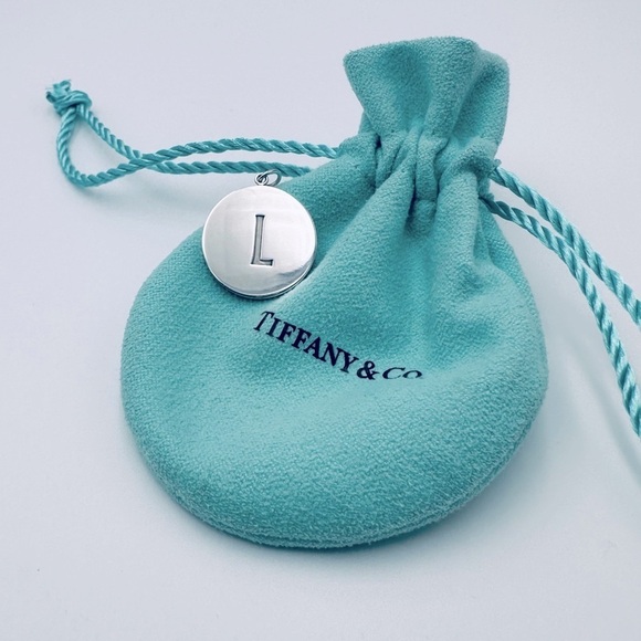 Tiffany & Co. Letter L Round Tag Initial Charm in Sterling Silver with Pouch - Picture 8 of 8